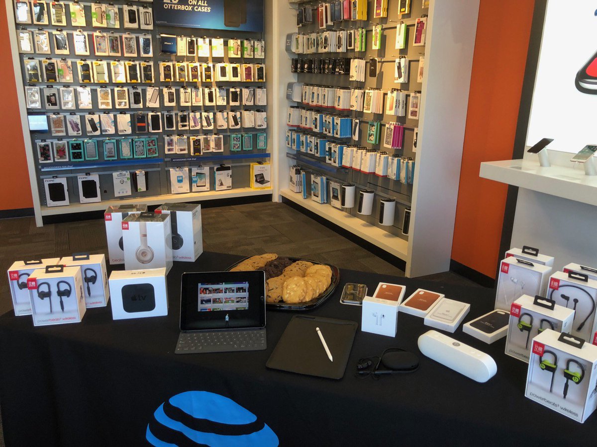 FFXMain's tweet image. Thanks to @Jonwheelz for helping our customers with their @Apple products today. #Accessories #iPads #gettingeducated #makingsales @BallerzMike @WhitFaris @404girl