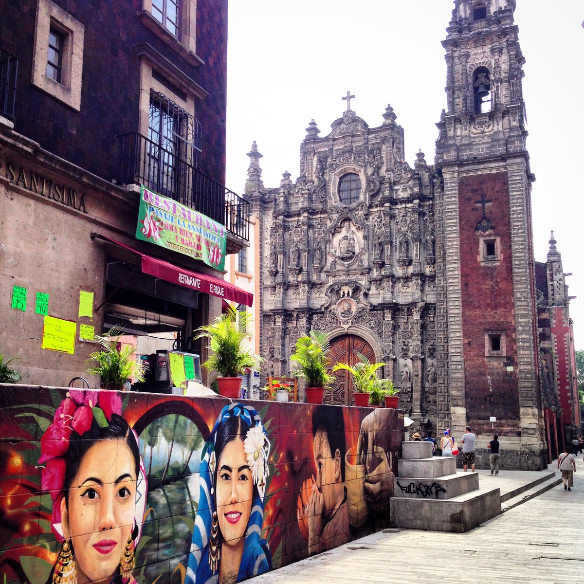 Imágenes con las que te topas caminando por el centro de la Ciudad de México. Esta la saqué en uno de los super recorridos a pie de <a href="/SombrillaTour/">SombrillaTour CDMX</a> 
¡MUY RECOMENDABLE!