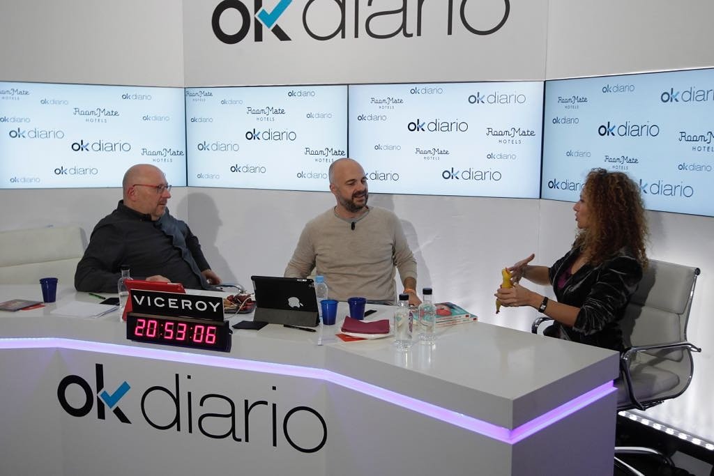 anasierraes's tweet photo. En minuto 3:37:30 mi entrevista Maratón de entrevistas #RecordGuiness de @okdiario #okrecord
Muy divertido acompañar a @JaviNieves @JavierCapitan 35h de entrevistas con #milibro #ConversacionesSexualesConMiAbuela @kailaseditorial y #mipollo #ánimo 👍
https://t.co/zyOUjzDeKx https://t.co/QHSbAkhEgq