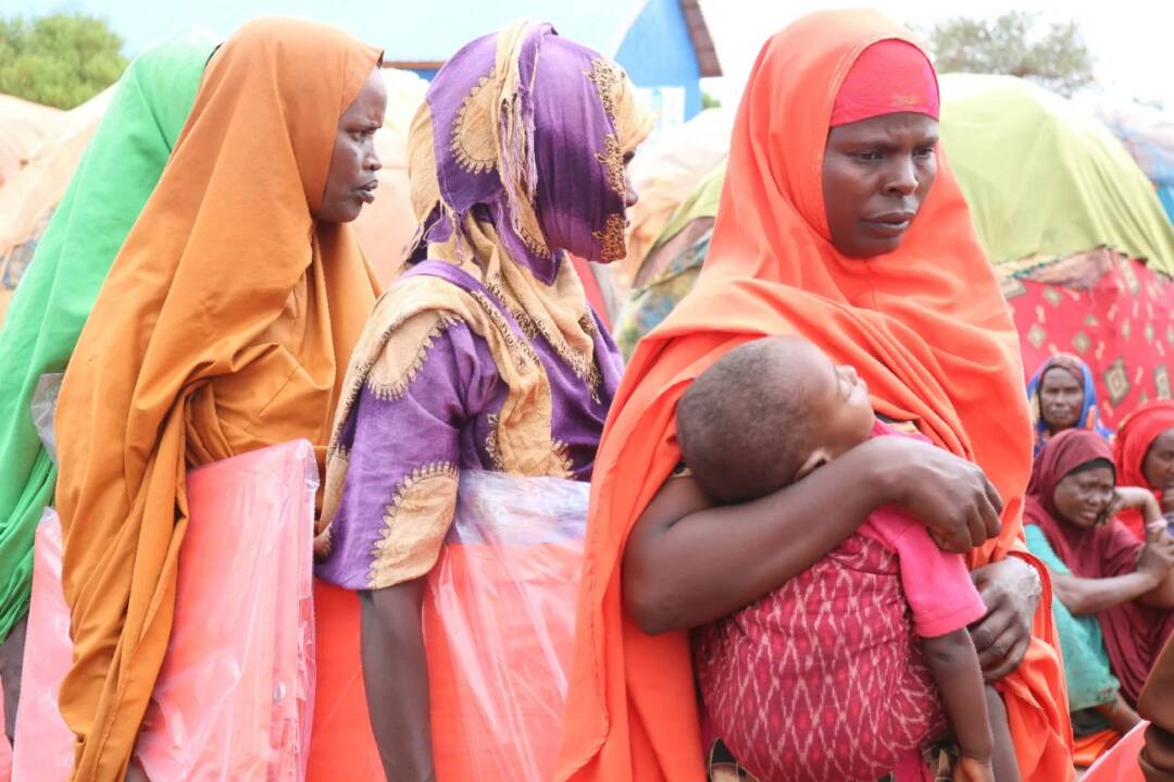WAHNorgn's tweet photo. Disturbution of shelter for the people effected rain in #Baidoa - #Somalia https://t.co/RT4pci6Szp