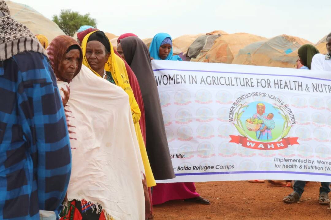 WAHNorgn's tweet photo. Disturbution of shelter for the people effected rain in #Baidoa - #Somalia https://t.co/RT4pci6Szp