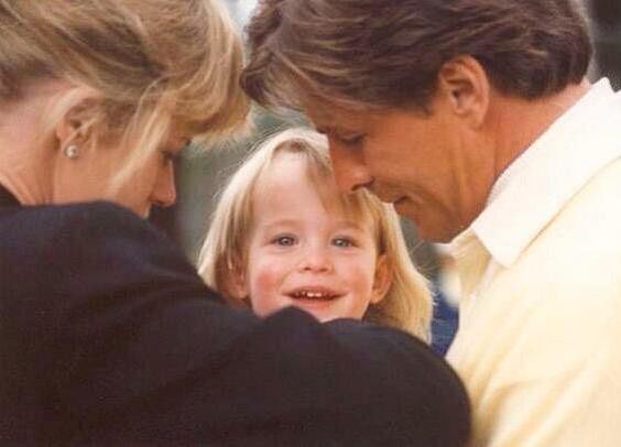 lorey_grace's tweet photo. @super_damie Parents can be divorced but their children are the only thing matters and for James being with his two princess is the most important thing in the world 😍😍 https://t.co/sOHBA2ovlA