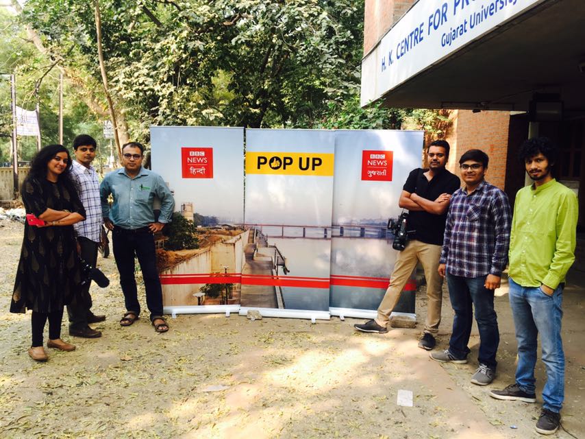 BBCHindi's tweet photo. #BBCHindiPopUp टीम अहमदाबाद पहुंच गई है. हमारी टीम गुजरात यूनिवर्सिटी में आज सुबह 10.30 से एक बजे तक स्टूडेंट्स से करेगी बात.  #BBCPopup यानी स्टोरी आइडिया आप बताएं, करेगी हमारी टीम @vineetkhare @kuldeepmishra @bbcvikas @sagar_kanbi @archanapsp https://t.co/HE6wvGFgDh