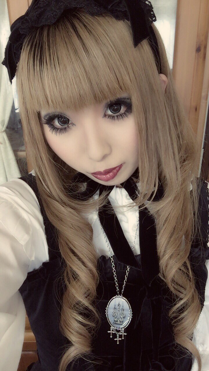 ᴴᴵᴹᴱᴷᴬ Megaromania復活ライブに参戦してきます 本日はシンプル故に美しい正統派なスタイルです 昔の ヴィジュアル系のライブでよく見かけたタイプのバンギャ ロリィタ服でライブ行ったら浮くよと10年前の私に言っても信じてもらえない
