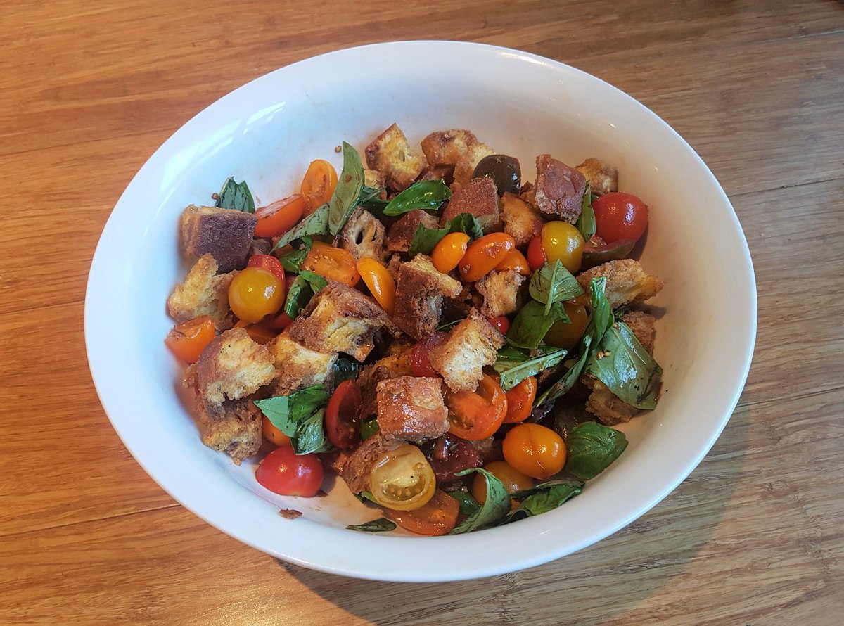 Saturday salad inspo! Here's our recipe for easy and delicious #panzanella allyoudoiseat.com/2017/11/11/pan…