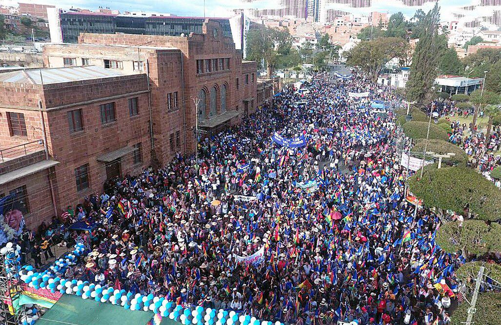 evoespueblo's tweet image. Con respeto y admiración agradecer la masiva concentración de chuquisaqueñ@s por la repostulación, por nuestra Revolución Democrática y Cultural. El Proceso de Cambio cuenta con el poder del pueblo, único en el mundo. Muchas gracias y felicidades.