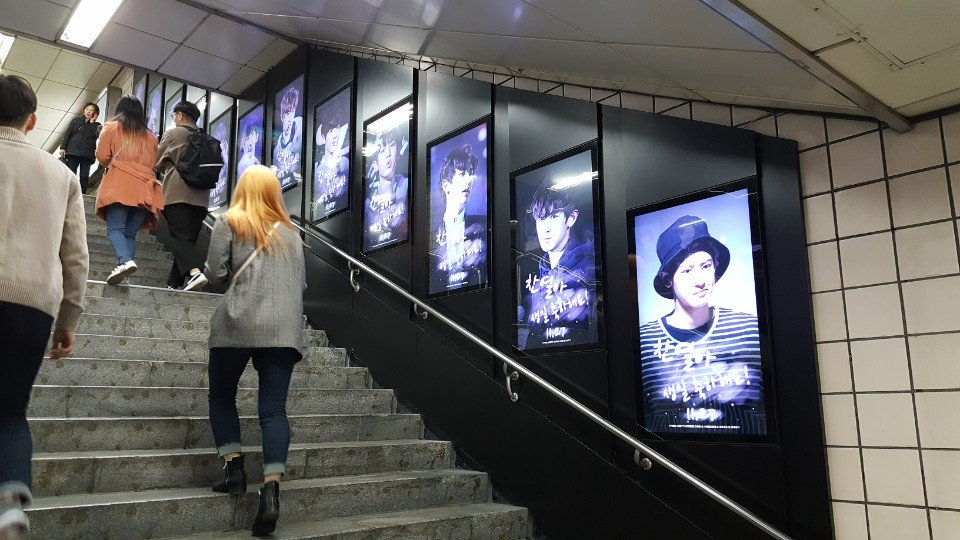ChanyeolBrasil_'s tweet photo. [#INFO] 10.11.17 | EXO-Ls colocaram cartazes digitais pela Estação Sinchon, em comemoração ao aniversário do Chanyeol. 

 (Cr.: Fan_club_ad) https://t.co/9AKiHwqSkI