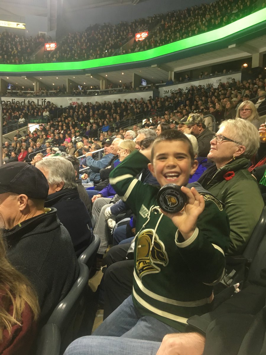 McCannJesse11's tweet photo. @GoLondonKnights  @CoultersRx section110 row c seat12 https://t.co/ELbjE02K38