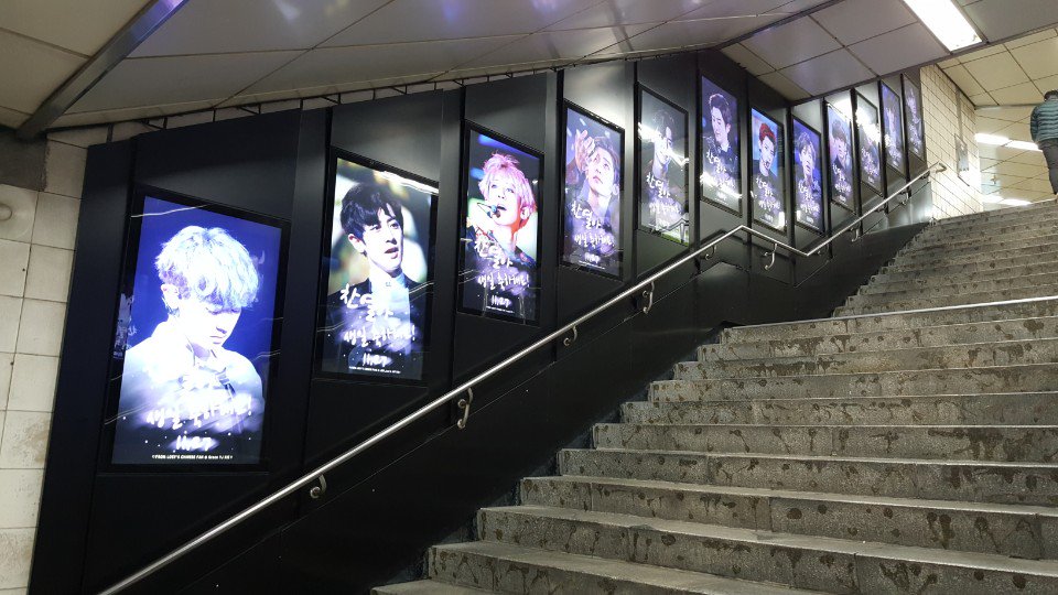 ChanyeolBrasil_'s tweet photo. [#INFO] 10.11.17 | EXO-Ls colocaram cartazes digitais pela Estação Sinchon, em comemoração ao aniversário do Chanyeol. 

 (Cr.: Fan_club_ad) https://t.co/9AKiHwqSkI
