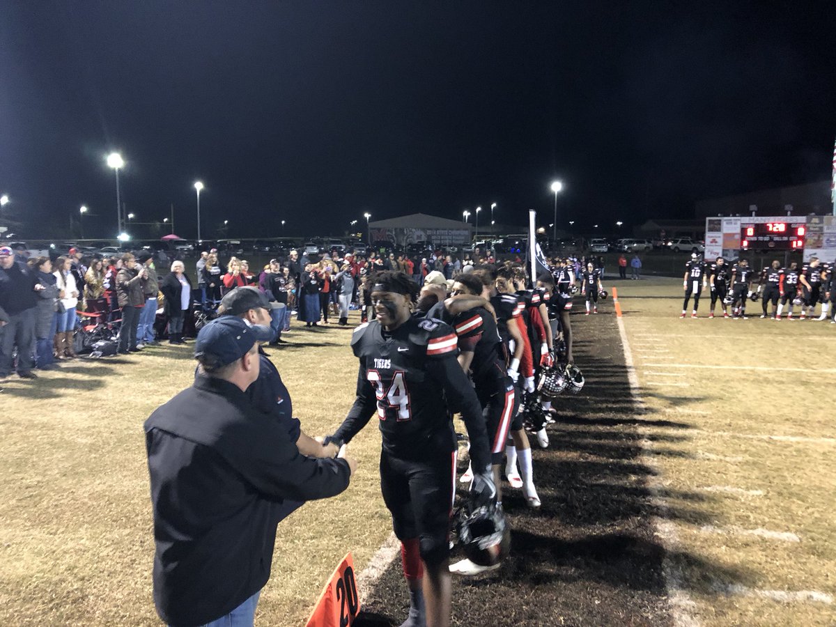 tatumeverett's tweet photo. Many High honoring Veterans Day, playing Proud to be an American whilr every single player shook local vets hands. Great moment!! @coach_jcurtis https://t.co/8QLLVcX6tY