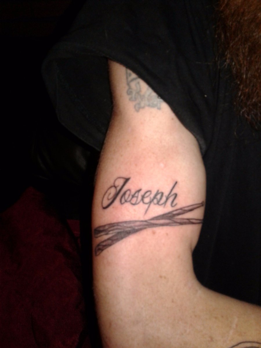 Bestatpool86's tweet photo. Jus got yall next generations drummers name tatted above a pair of drum sticks today 💯 peep his video teachin him young https://t.co/MJydaKOE1W https://t.co/QJYjcvbE91