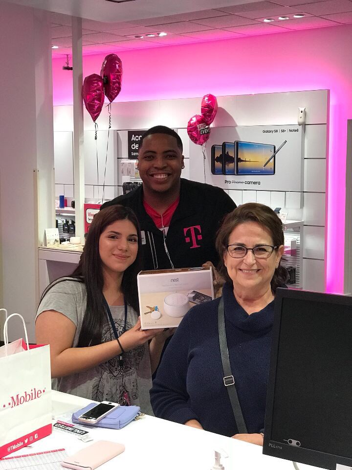 InMeeksOpinion's tweet photo. Ford just walked this beautiful family into the digital revolution at our Almeda Genoa MLC ! #HTXBestInNest @Alisa_Arner @domjrcoleman @JonFreier https://t.co/kY0PXIItWz