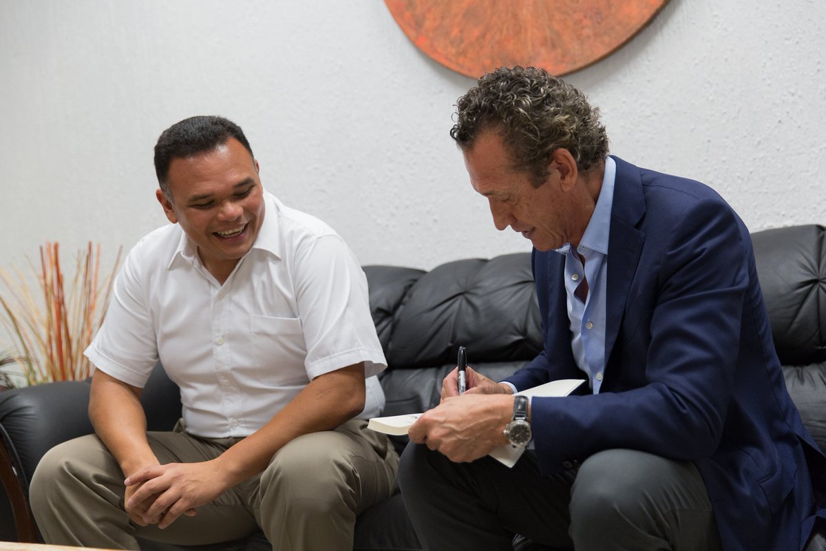 RolandoZapataB's tweet photo. Qué privilegio platicar con Jorge Valdano, figura destacada del deporte que durante su carrera como futbolista nos regaló momentos inolvidables y ahora, en su faceta como empresario, nos comparte valiosas lecciones, útiles en distintos ámbitos de la vida. https://t.co/OL31k9i80E
