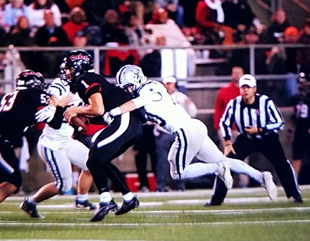 crfoto1's tweet photo. @alexwilliamsj WITH THE SACK! 13 SECONDS LEFT IN 1ST HALF. @FarragutFB #FARRAGUTSTRONG https://t.co/hxv7clfoul