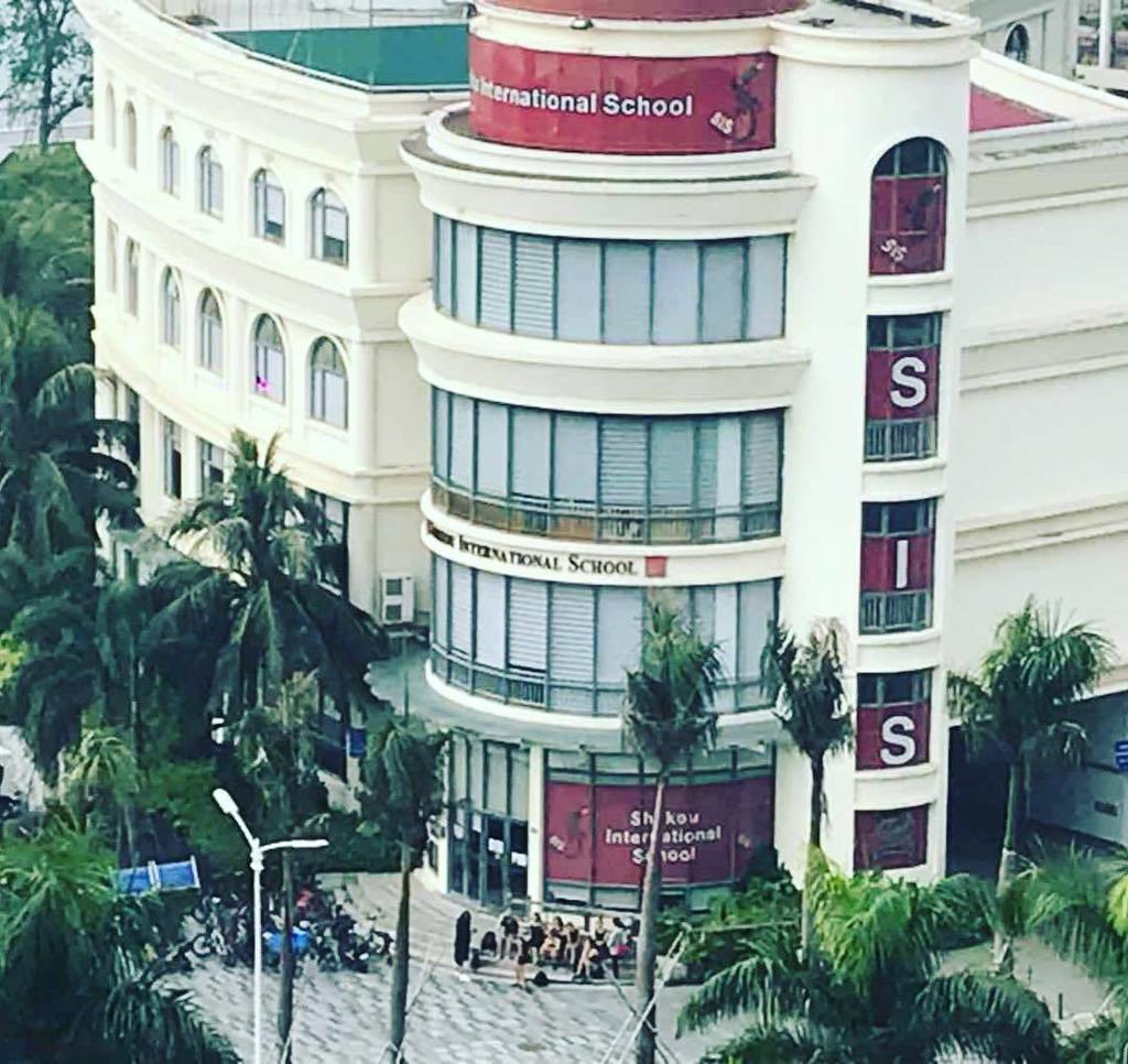 Caper and the girls are gathered for touch rugby on the steps of her school- such a nice shot of her &amp; Nate's MS/H… ift.tt/2AzkneO