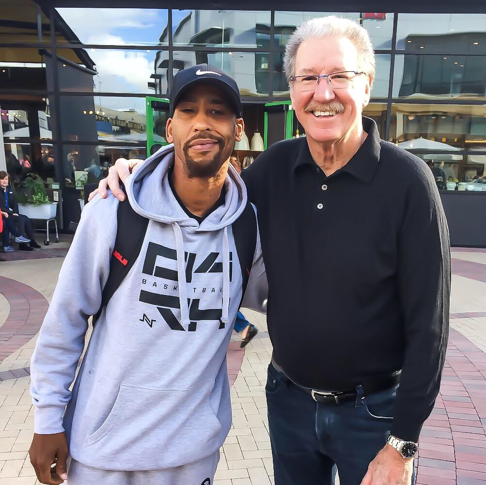04THBASKETBALL's tweet photo. @uograd66  / thanks for being just as smooth in person as you are on air- BRIAN https://t.co/ZcGf61Es2q https://t.co/bx2jdcZHOm