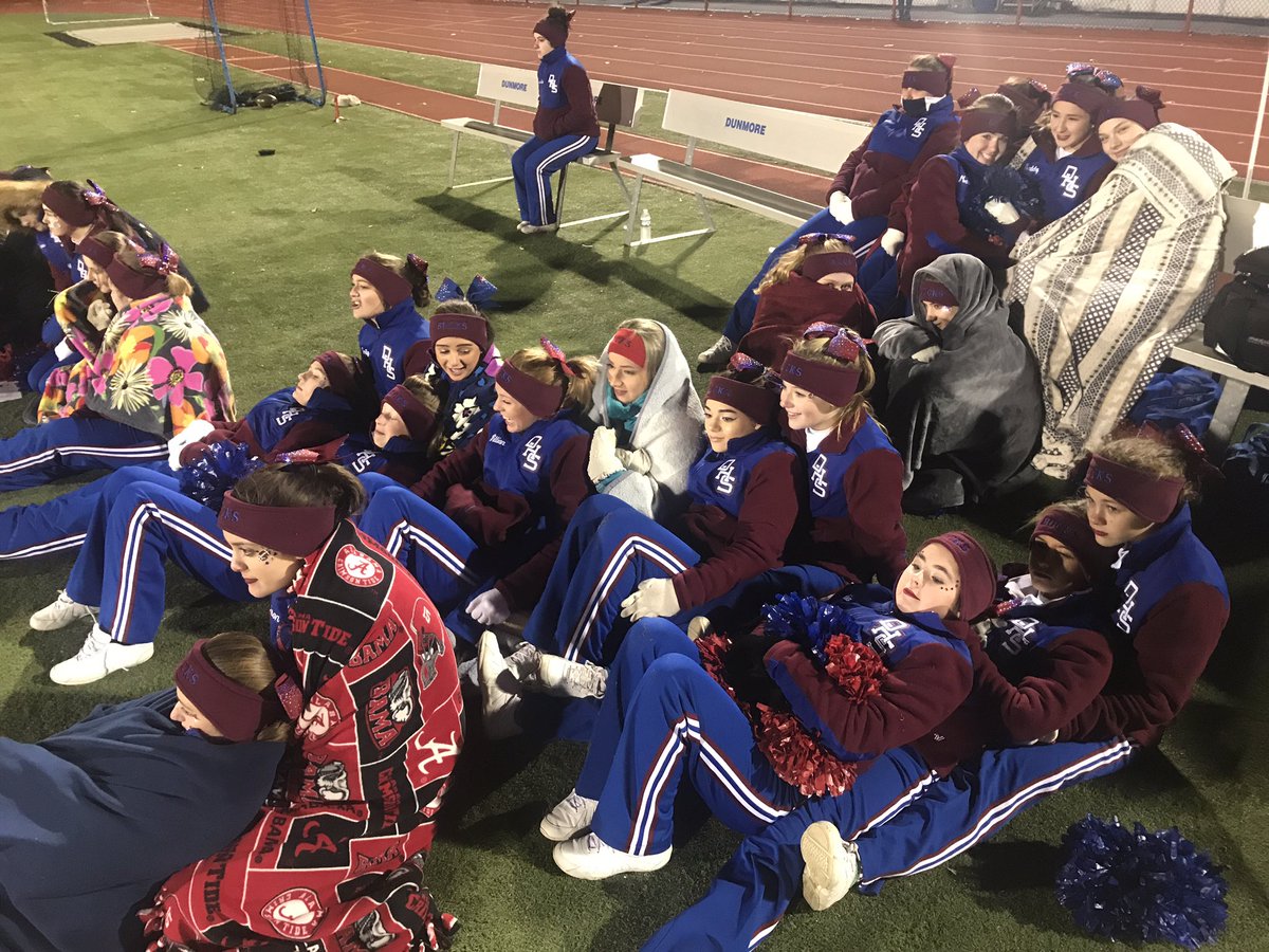 photostt's tweet photo. #dunmore cheerleaders gather together to stay warm. Dunmore 28, Carbondale Area 0 at half. https://t.co/NQBO79G4pc