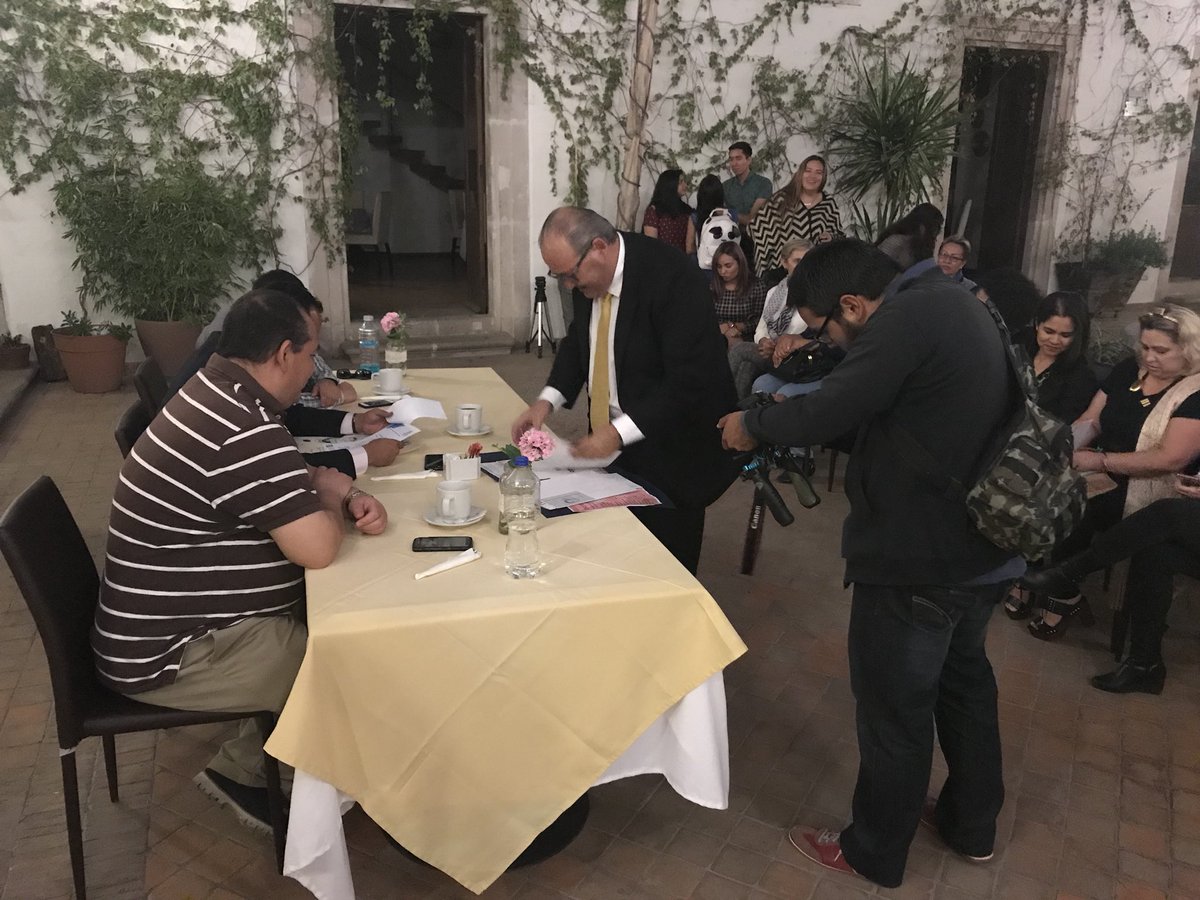 vicentedlCruzOs's tweet photo. Se registra la planilla Oro encabezada por Gabriel Salas para presidir el @ColeccDgo respaldado por un número importante de colegiados https://t.co/UQnZJrzqbA