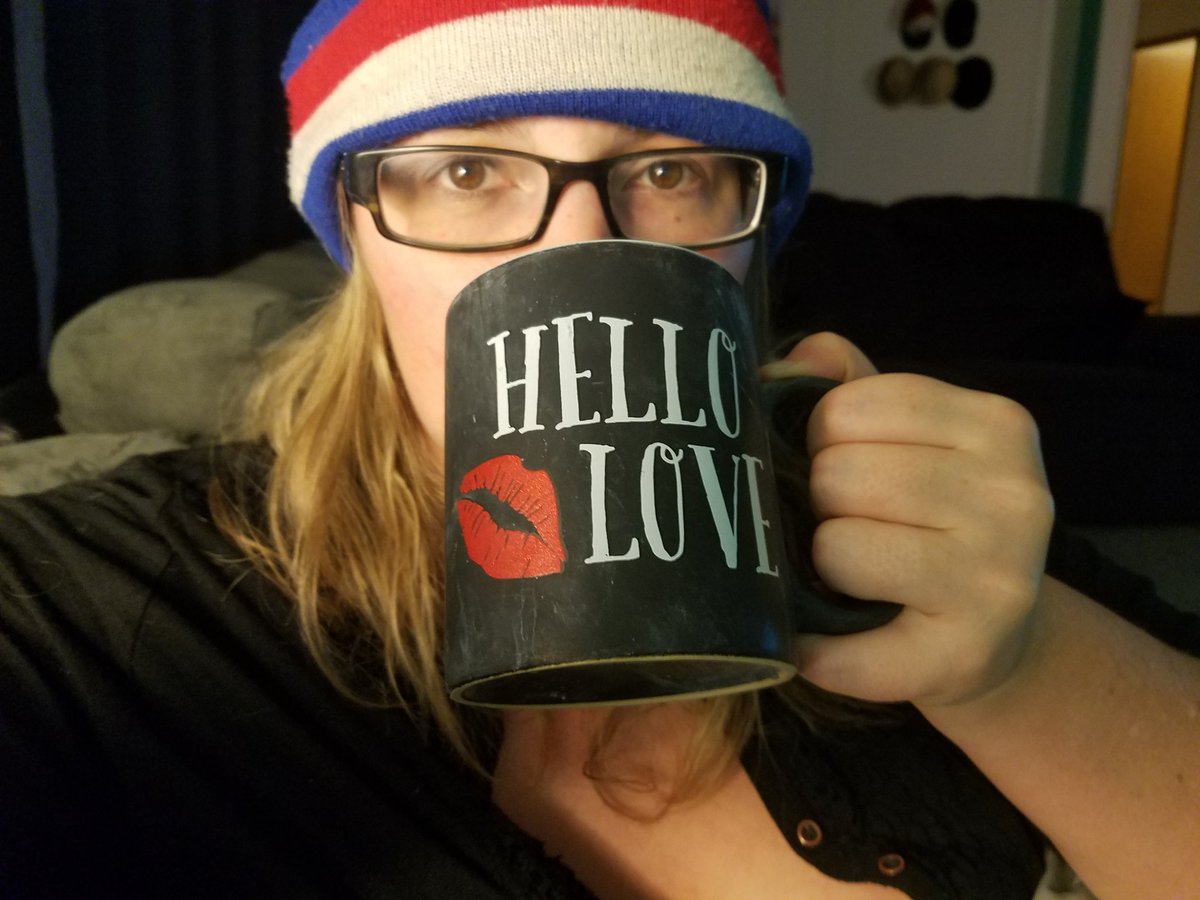 JessiWakefield2's tweet photo. Hockey beanie and tea weather.
#hellolove #teaweather #shamelessselfie  #themugisactuallyclean #ipromise https://t.co/3J6XSSzmQh