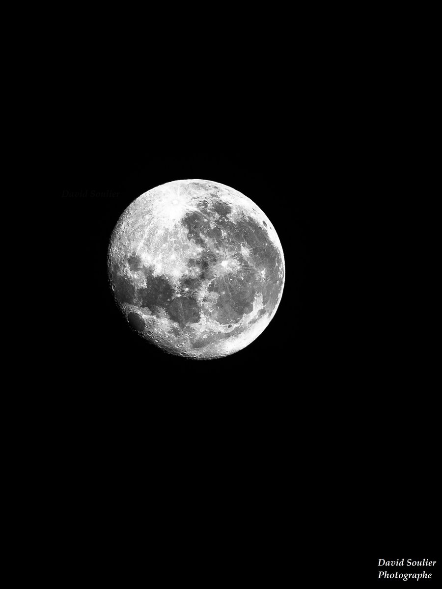 Sublime photo de la lune prise avec un Iphone grâce à un simple télescope ! Retouchée par <a href="/Oterion/">Rémy</a> ! Nuit avec <a href="/sheila3103/">lili3103</a> et <a href="/EpeeForte/">EpeeForte</a> ! #Astrophotography