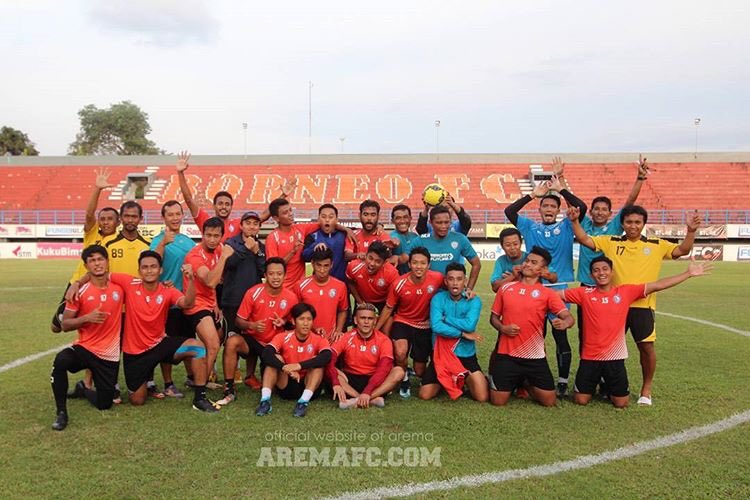 Ongis_Tegar's tweet photo. Hormat saya buat kalian yg bertanding pada hari ini, terima kasih telah berjuang demi harga diri, bangga bisa bernyanyi Arema....Arema....kita disini Arema...utk kalian selama satu musim ini, percayalah cinta ini tak akan luntur!!! https://t.co/XpwZ9sB3Ak