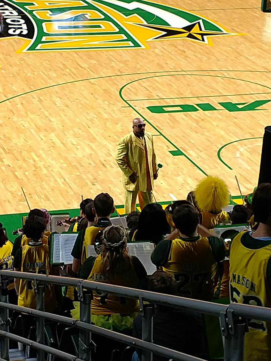 BizzleMcDizzle's tweet photo. Finally made it back to Fairfax for a Men's Bball game, and to see @DocNix12 and the #GreenMachine!
#GoMasonGo https://t.co/IBdYxKAAtu
