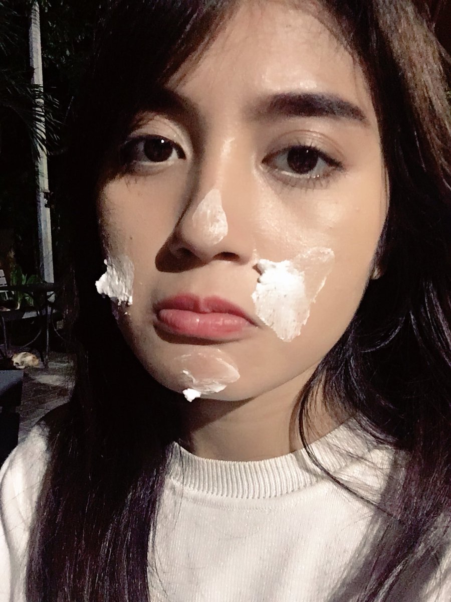 nblh_ayu's tweet photo. Semalem dikasih surprise sama keluarga untung cuman muka yg cemong 😆 Alhamdulillah #Har18aikNabilah https://t.co/btOOI12s7J