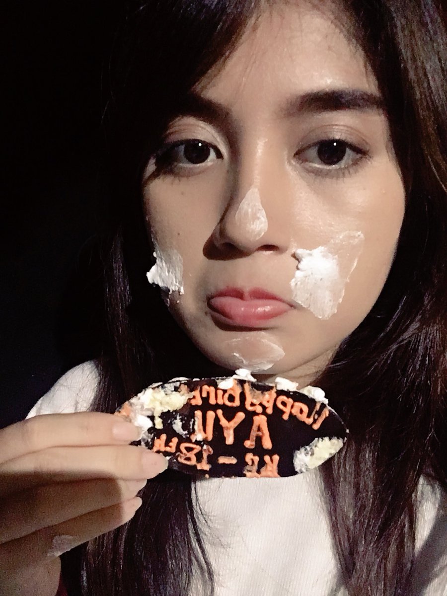 nblh_ayu's tweet photo. Semalem dikasih surprise sama keluarga untung cuman muka yg cemong 😆 Alhamdulillah #Har18aikNabilah https://t.co/btOOI12s7J