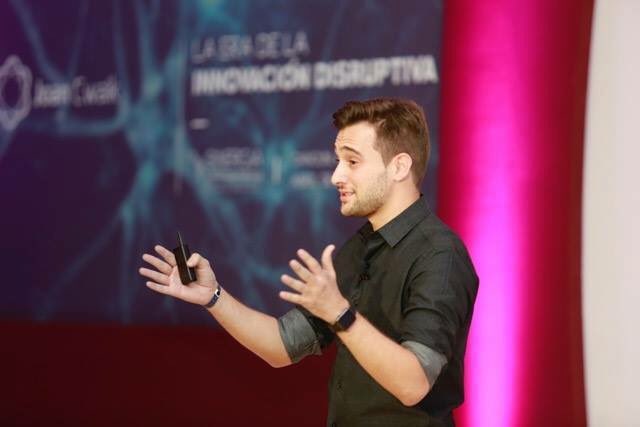 benditos90's tweet photo. El crack de las tecnologías disruptivas está en #Benditos90 y en minutos en vivo por @fmmilenium 🤗👇@JoanCwaik https://t.co/ThP2m23Pq3