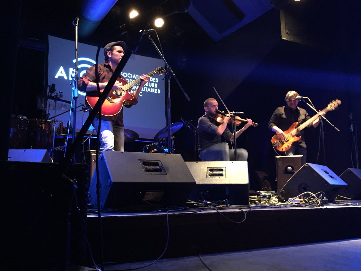 ARCQinfo's tweet photo. C’est parti pour le Showcase des Jours de la radio avec Nicolas Pellerin et Les grands hurleurs! #arcq2017 https://t.co/3FfkNVX4H9