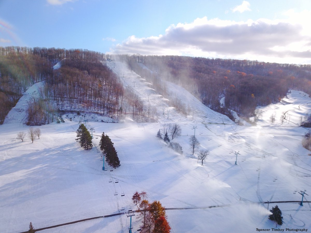 holidayvalley's tweet photo. A gorgeous day to make (a lot) of snow. Temps are looking good through the night, so best believe we will continue to lay the hammer. Thank a snowmaker!

#onedaycloser https://t.co/6aD1XOCBt1