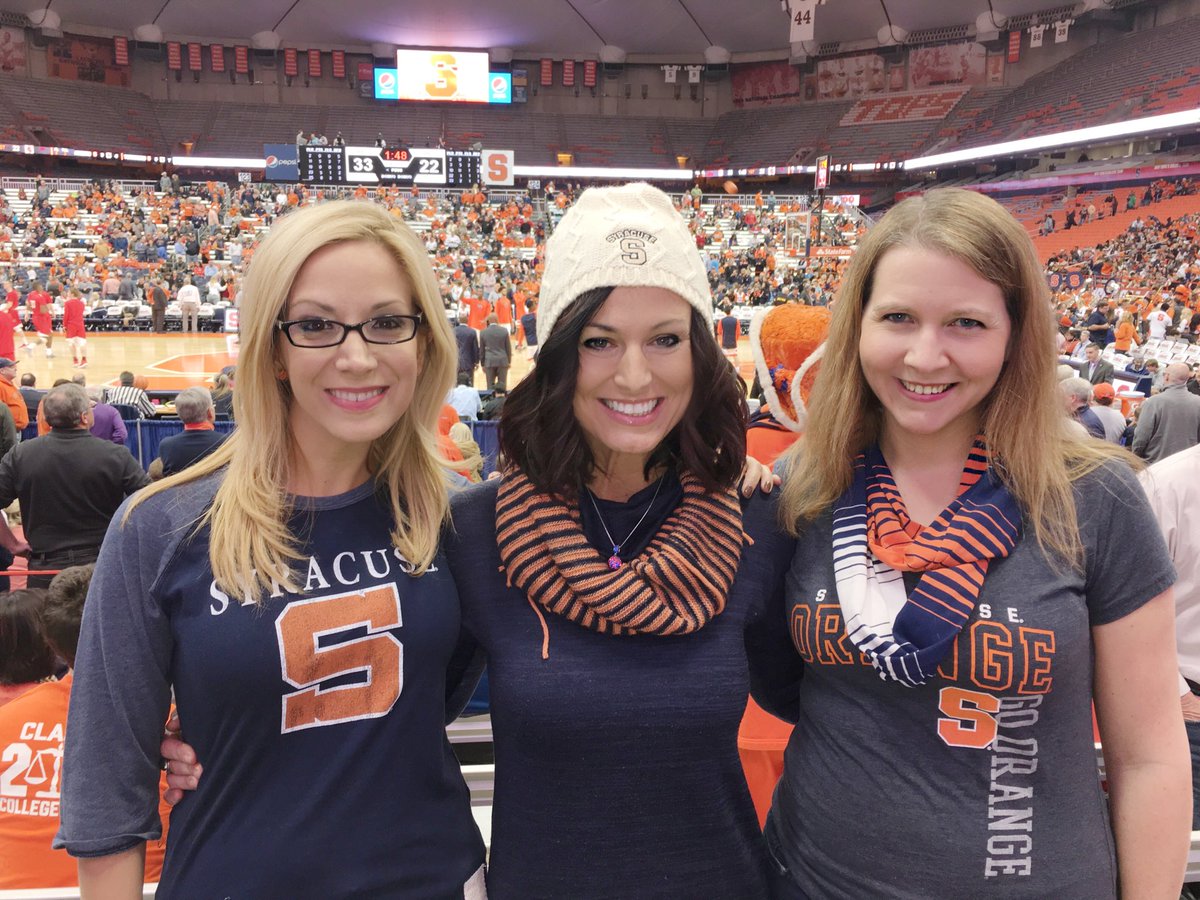 LisaSpitzNews's tweet image. Kicking off basketball season with my favorites!! 🏀🏀 #CuseGameDay #OrangeNation #CuseMode #WeAreAtTheGame2017 @mvass444 @KristySmorol