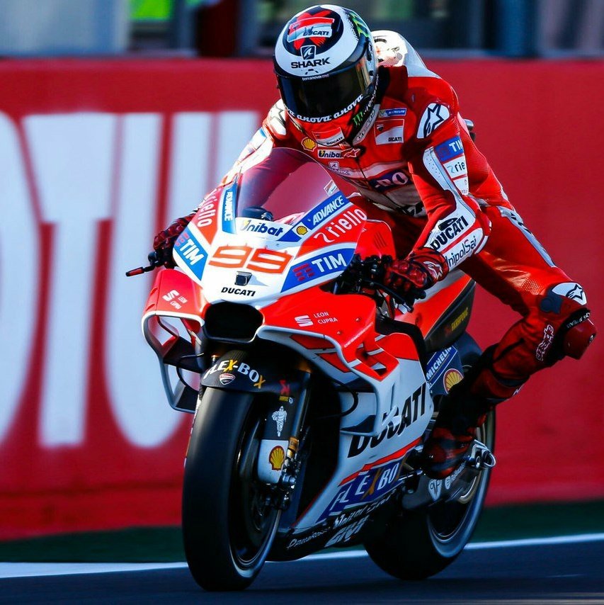 jgrf_creative's tweet photo. 📢 #MotoGP | #JorgeLorenzo es el más rápido en el primer día de libres del #ValenciaGP. #AndreaDovizioso termina 3° y #MarcMarquez 6° en la tabla combinada de tiempos.
🏁🇪🇸 #JL99 #AD04 #MM93 #FinalShowdown https://t.co/XYQjtUZNPt