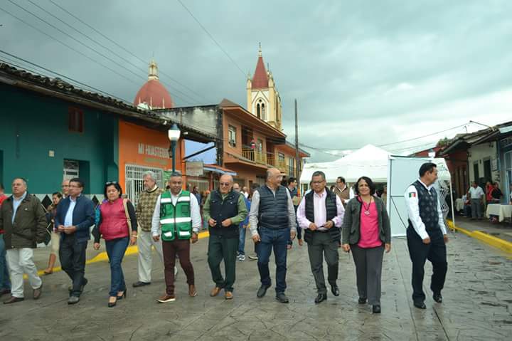 CrocAlejandro's tweet photo. Inaguración de la calle 5 de mayo en #Coatepec,Ver. Profra. Nora Angélica López Delgado https://t.co/cY80ttJHSo