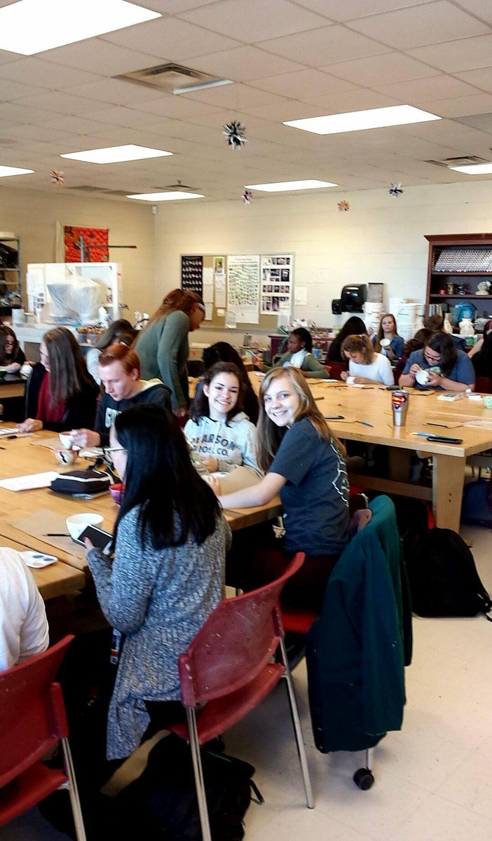 The_StudioFBHS's tweet photo. A real big thanks for all of you who participated in Empty Bowls today! #fillsomebellyswithsoup #fillsomesoulswithart #NAHS #FBHSart #emptybowls https://t.co/PmEe2hng1U
