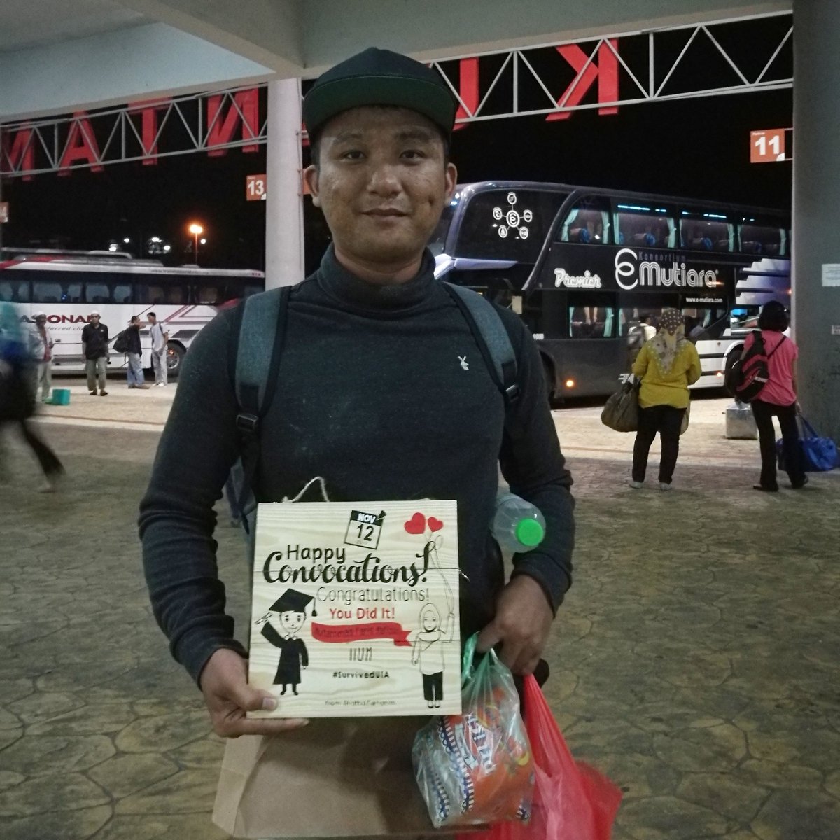 beekombi's tweet photo. Penghantaran #convocationgift untuk kejutan kepada brader nak pergi konvo iium dari kekasihnya semalam. HAPPY CONVOCATIONS BRADER 🎉🎉 https://t.co/vQr46l5ApD