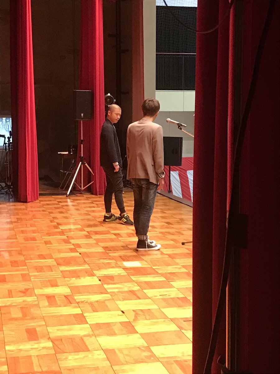 hendernakamura's tweet photo. 東大阪大学敬愛高さんありがとうございました！

またアキナさんと一緒でジャンケン勝ったらハンドルプレゼントのコーナーになり負けて、必死に謝って、鞄の中に入ってた軍手と靴下と、シャー芯と今日のBerry Betterの芝居の台本をプレゼントしました。
私物がどんどん無くなる！ https://t.co/iJ9jIaLcvb