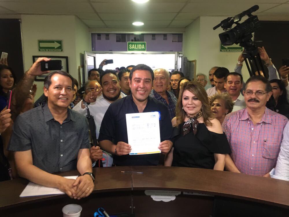 TemoGalindo's tweet photo. Hoy entregué al CDE del @PANporSonora un documento donde expreso mi intención de buscar la candidatura al @senadomexicano, es momento de que #JunTEMOsVoluntades por #Sonora! https://t.co/oONJ8AYGWv