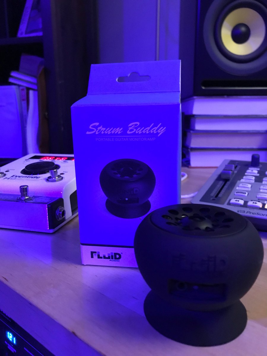 PrmoSol's tweet photo. Checking this thing out tonight. @FluidAudioInc #strumbuddy https://t.co/hPwtJwAsme