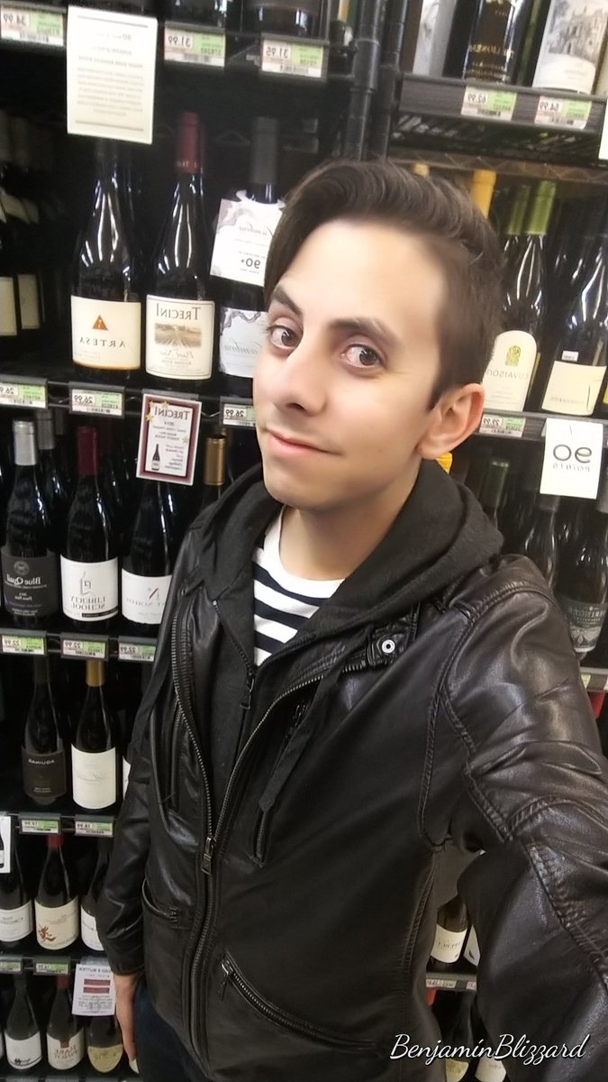 BlizzardFiore's tweet photo. Wine Anyone?? Get your Weekend Started.. #foodblogger #Wine #GetYourWeekendStarted #GlassOfWine #DrinkInStyle https://t.co/tbMhjEm9si