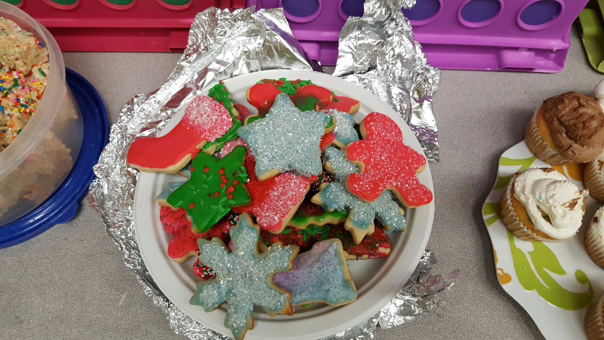 Richey0616's tweet photo. @haileejoy2020 made such beautiful cookies for our 7th hour new book celebration that I'll forgive her for bringing Christmas cookies to class two weeks before Thanksgiving! 💙🍪 #Eng10H #PEFGrant https://t.co/oHIronNga8