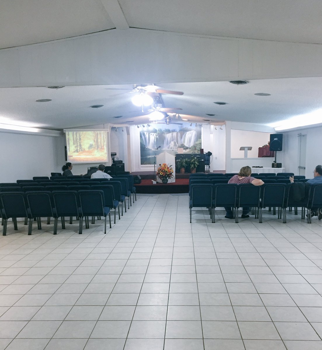 tim_brown's tweet photo. McAllen Church of God. There Wed night w/ wonderful people of church. I am praying for God to send them a loving Pastor. #joinmeinprayer https://t.co/Uxh8f3j91M