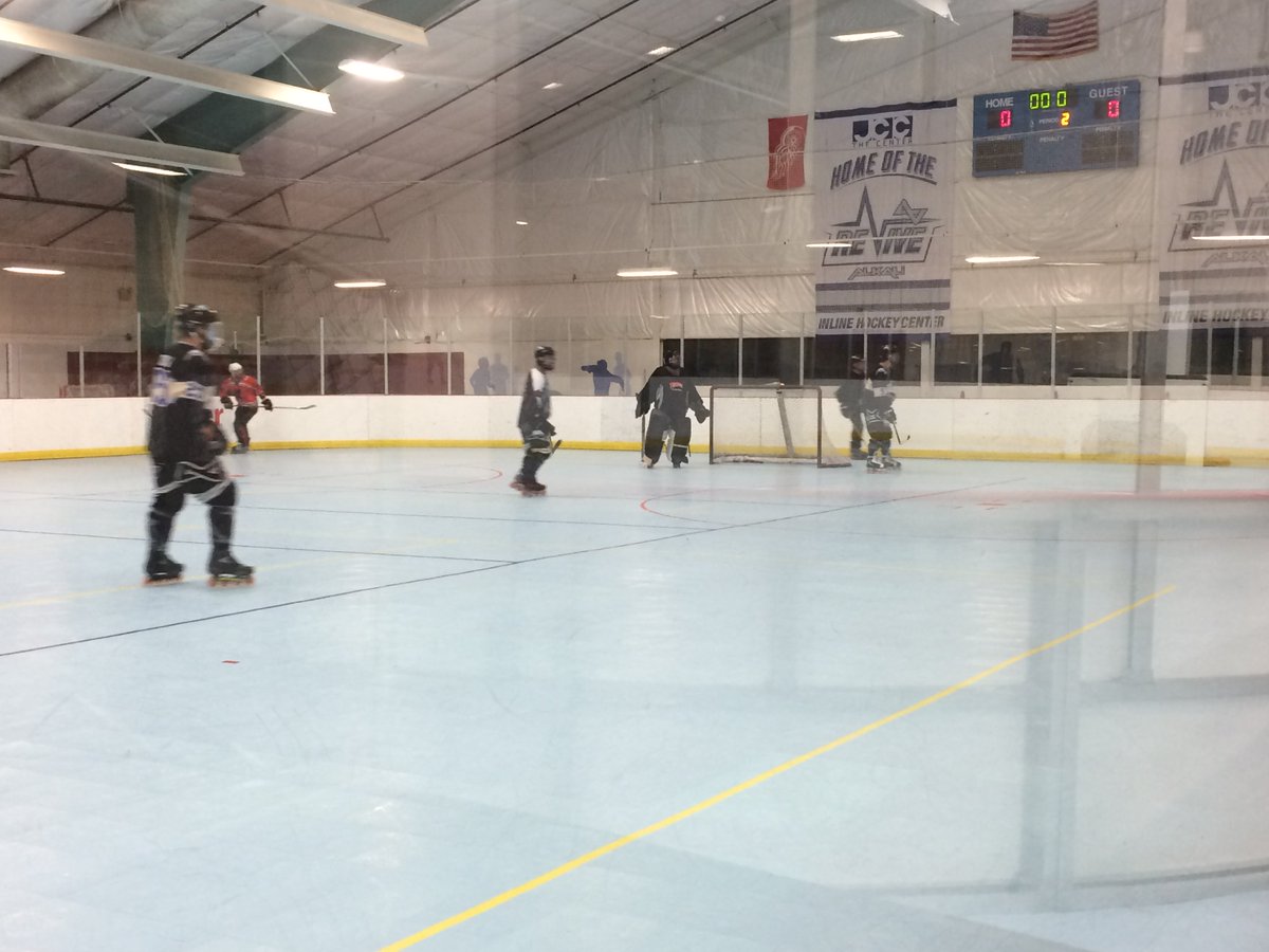 EMUroller's tweet image. Great practice tonight! Getting ready to play next weekend in Cincinnati, Ohio! #EMUEagles #dirtybirds #rollerhockey #inlinehockey #mcrhl
