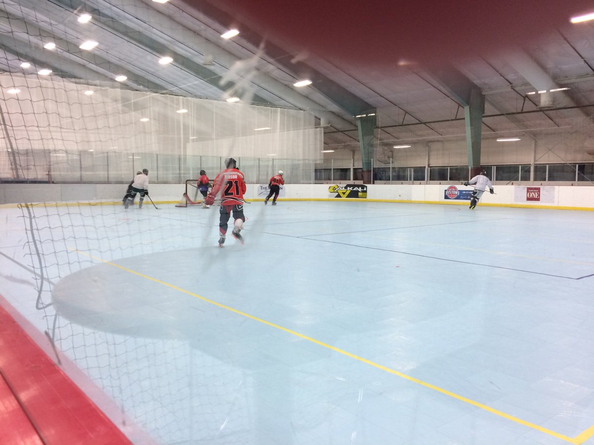 EMUroller's tweet image. Great practice tonight! Getting ready to play next weekend in Cincinnati, Ohio! #EMUEagles #dirtybirds #rollerhockey #inlinehockey #mcrhl