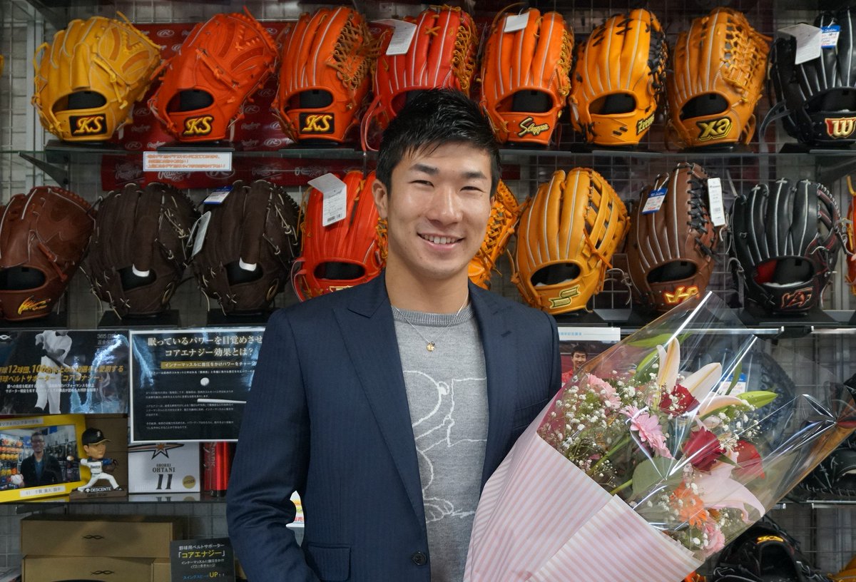 kondo_sp's tweet photo. 東洋大学　桐生 祥秀 (4年)
日本人史上初の9秒台
100ｍ走 9.98の記録保持者
2016年 リオ五輪　4×100ｍリレーでは銀メダルを獲得
本日 岡崎･幸田での講演会の前
桐生選手の専属 岡崎出身アスレティックトレーナー 後藤氏とコンスポに来店
世界へ 東京五輪へと 更なる飛��に期待
#桐生祥秀 #東洋大学 https://t.co/M6ItcEX5sO