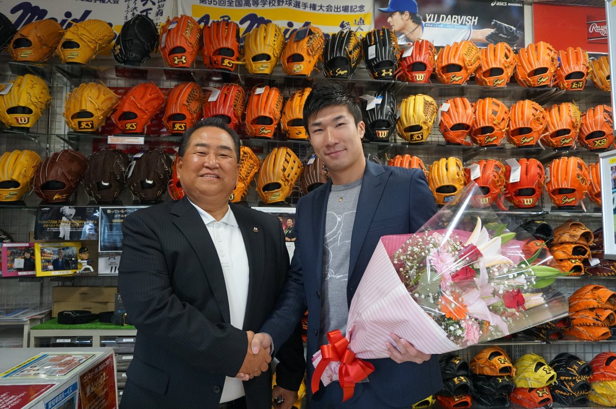 kondo_sp's tweet photo. 東洋大学　桐生 祥秀 (4年)
日本人史上初の9秒台
100ｍ走 9.98の記録保持者
2016年 リオ五輪　4×100ｍリレーでは銀メダルを獲得
本日 岡崎･幸田での講演会の前
桐生選手の専属 岡崎出身アスレティックトレーナー 後藤氏とコンスポに来店
世界へ 東京五輪へと 更なる飛��に期待
#桐生祥秀 #東洋大学 https://t.co/M6ItcEX5sO