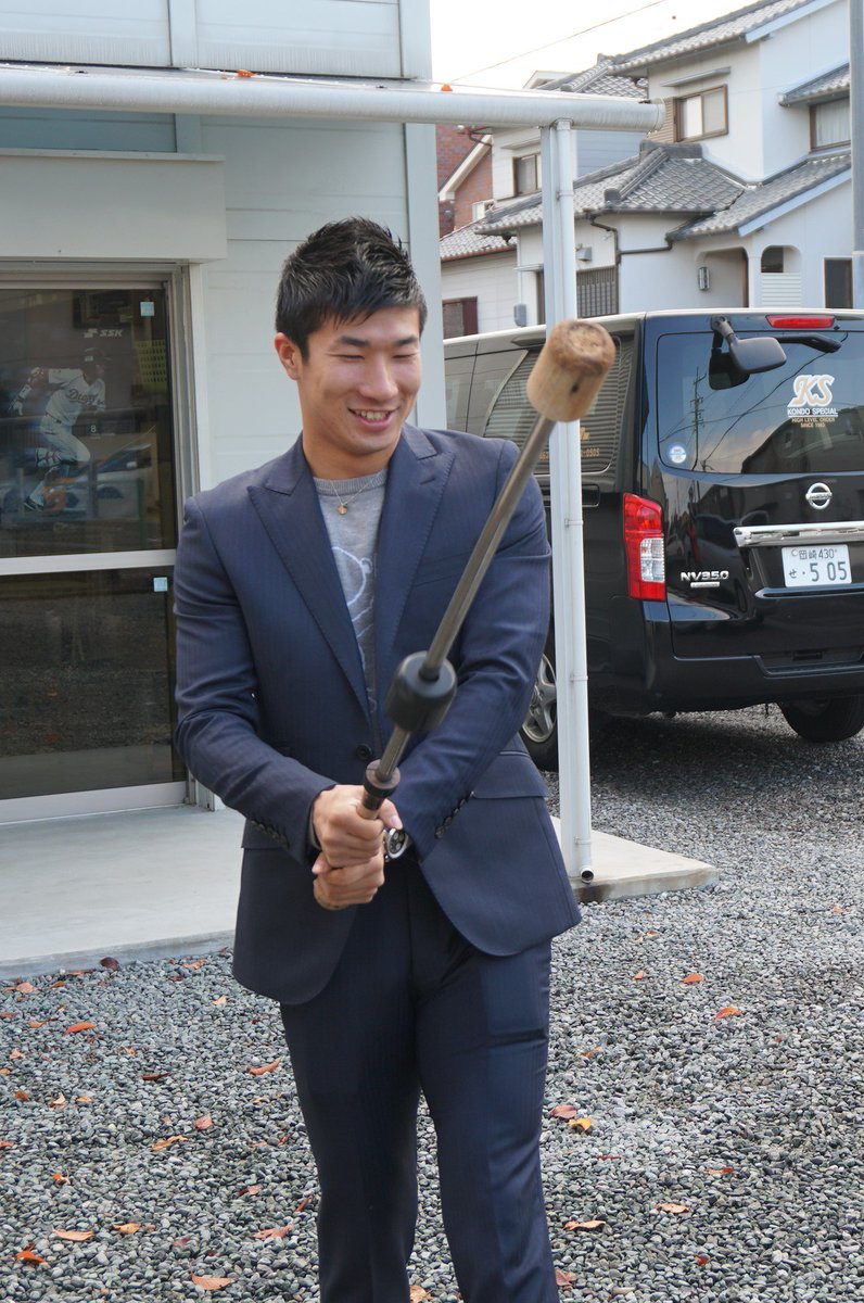 kondo_sp's tweet photo. 東洋大学　桐生 祥秀 (4年)
日本人史上初の9秒台
100ｍ走 9.98の記録保持者
2016年 リオ五輪　4×100ｍリレーでは銀メダルを獲得
本日 岡崎･幸田での講演会の前
桐生選手の専属 岡崎出身アスレティックトレーナー 後藤氏とコンスポに来店
世界へ 東京五輪へと 更なる飛��に期待
#桐生祥秀 #東洋大学 https://t.co/M6ItcEX5sO