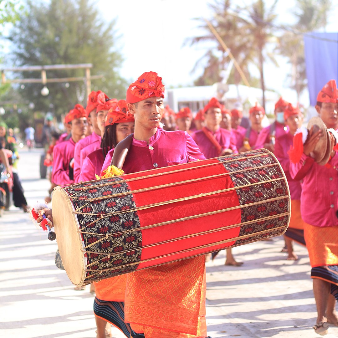 AstonGili's tweet photo. Gendang Beleq is a traditional musical instrument that is played in groups. Gendang Beleq comes from Sasak tribe, Lombok, West Nusa Tenggara, Indonesia. Gendang Beleq means a large drum. https://t.co/qiGMcpLw8T