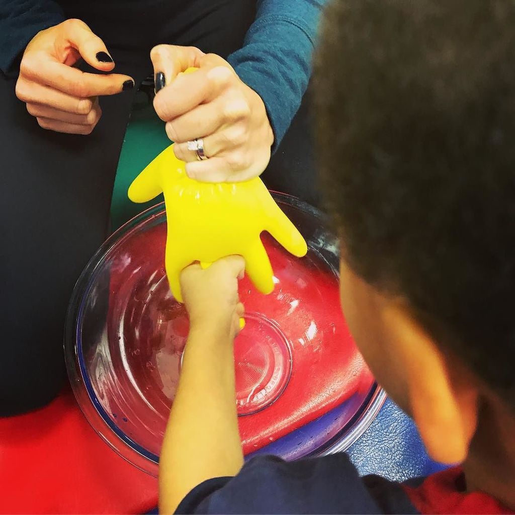 MIlking a cow!  A fun and very motivating activity to work on hand strength!  #farmthemedplay #finemotor #cow #squ… ift.tt/2zyIc8v