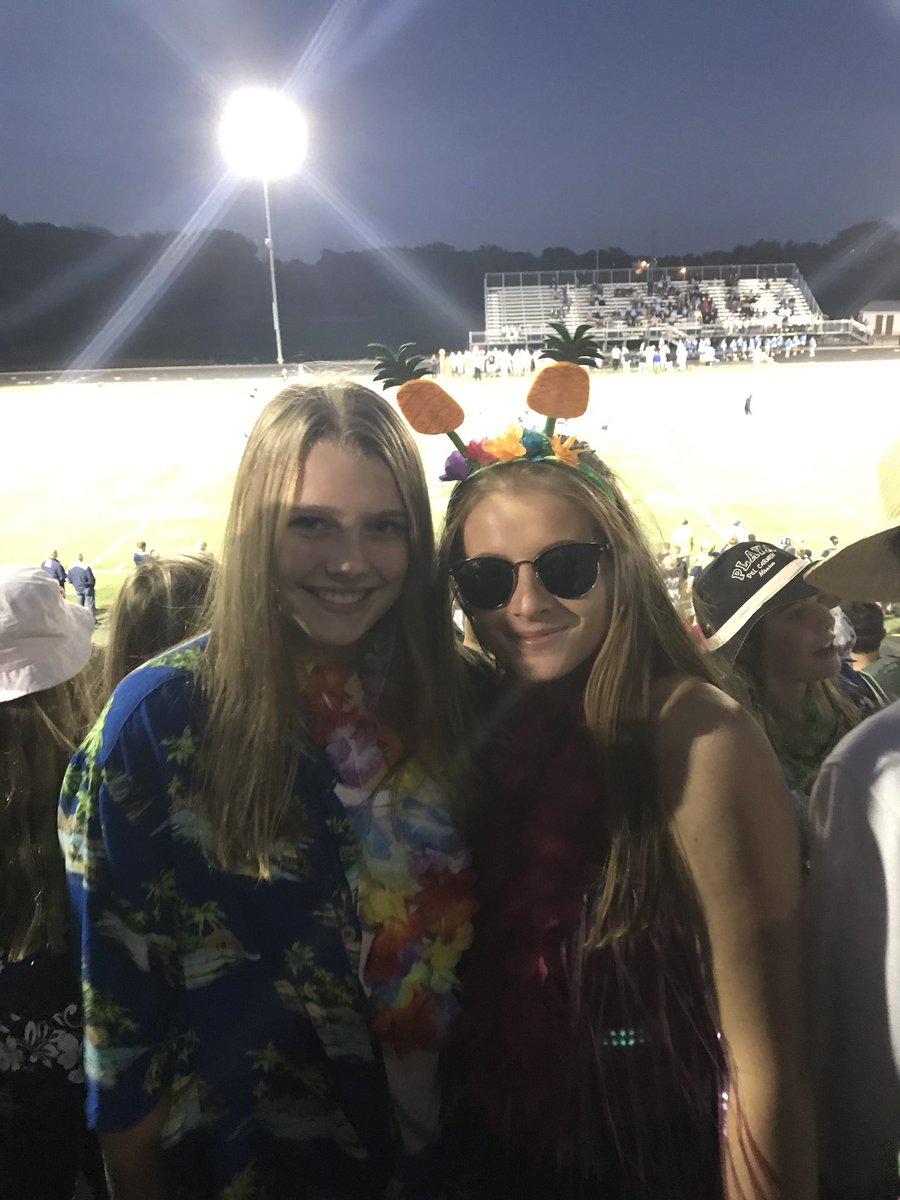 bellahutson_'s tweet photo. Happy 16th deej beej 69💛🌻 thanks for always being able to make me laugh 😊 so happy I get to celebrate with you!! love you  @djthompson270 https://t.co/jpeVZvbKek